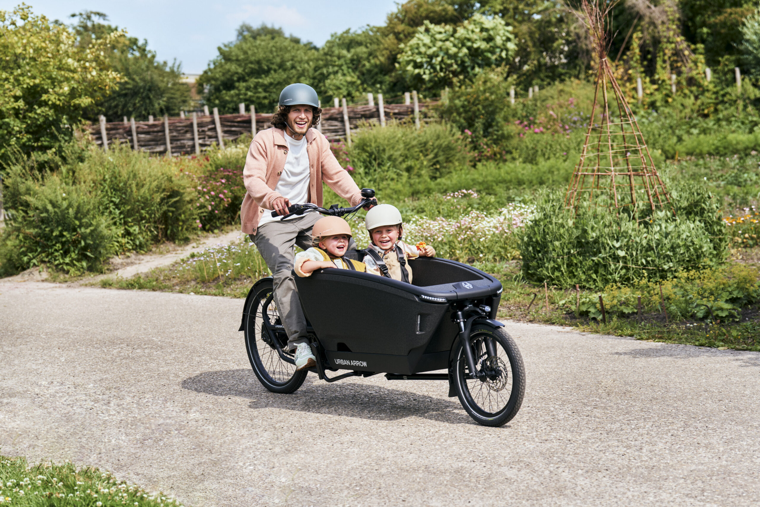 Urban Arrow Lastenrad in Aktion — Familie mit Kindern